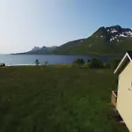 Charming House By The Sea, Lofoten! Laupstad